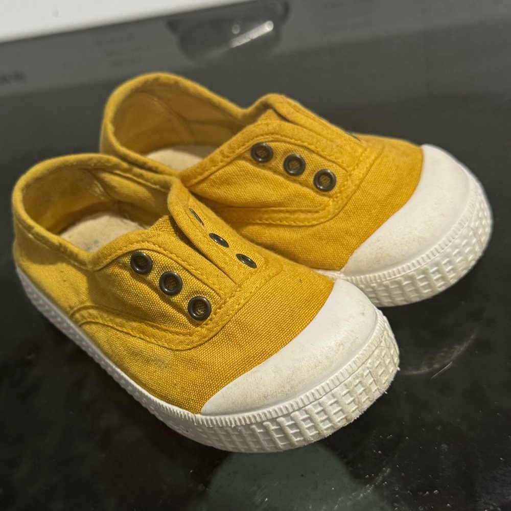 Igor Yellow Gender Neutral Berri Shoes (Size 22 US 6)